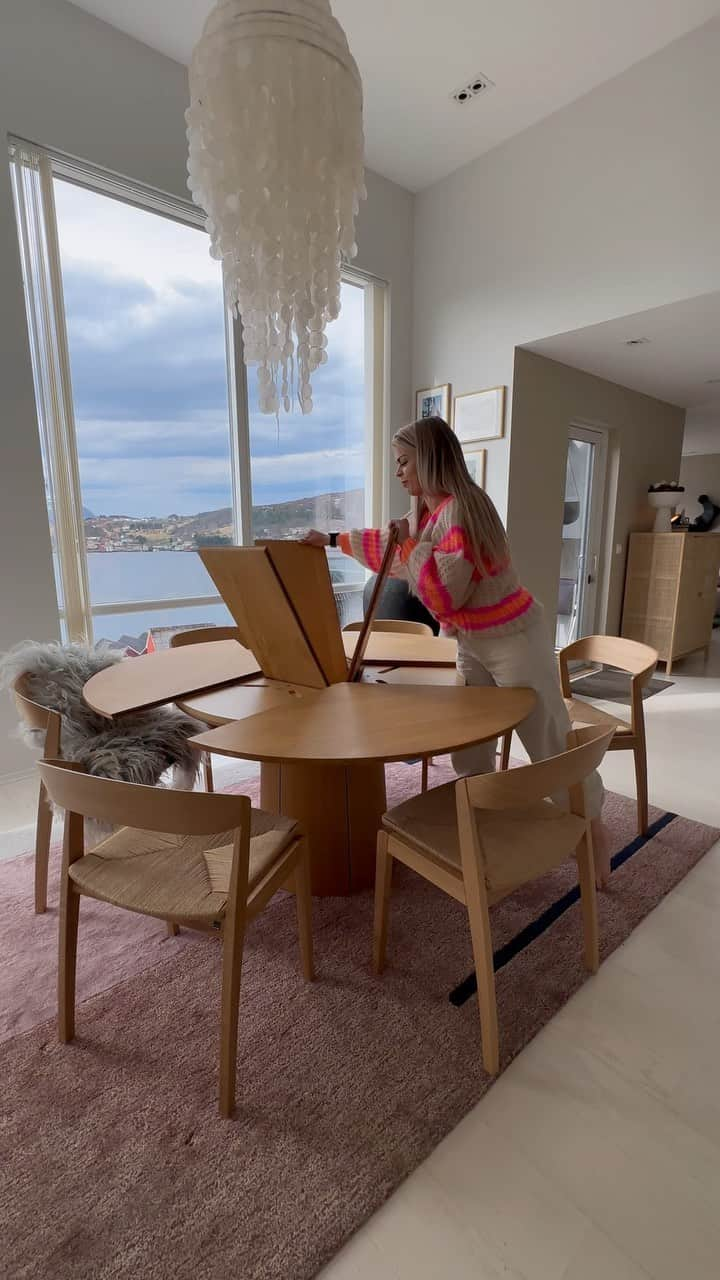 Inger-Lise Lillerovdeのインスタグラム：「annonse| WOW 💥 For så fort gjort er det faktisk å utvide #33 bordet fra @skovby.furniture 🙌🏼 Det tar ikke mer enn 15 sekunder -så kan du få 9 stk rundt bordet. Og du beholder den fine formen, selv når det er utvidet! Jeg elsker virkelig bordet -og det å samles rundt et rundt bord er veldig sosialt og koselig! Til daglig har vi ikke behov for å ha det utvidet, da det er plass til 6 stk rundt det. Men vi hiver oss kjapt rundt om vi får gjester, for å si det sånn 😉 Kanskje det møbelet jeg er aller mest fornøyd med! Har du et favoritt møbel hjemme hos deg?? _____________________________________________________ #hjemme #hjem #norskehjem #myhome #interiør #møbler #danskdesign #skovby #skovbymøbler #nordicliving #scandinaviandesign #scandinavianstyle #finehjem #norskehjemoginteriør #vakrehjemoginteriør #interiørdetlajer #interieurinspiratie #myhomevibe #myhomestyle #interiordesign #design #scandinavianhome #nordic #spisestue #spisebord」