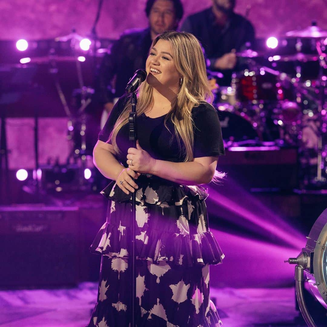 The GRAMMYsさんのインスタグラム写真 - (The GRAMMYsInstagram)「🎤 #KellyClarkson's powerhouse voice immediately makes her talent apparent, but her ability to convey the most nuanced of emotions — while delivering the biggest of choruses — is what has made her a pop icon.  ✨ In honor of her storied career and her tenth album’s release next month, celebrate some of the best songs from the #GRAMMYs winner’s bright, wide-ranging career at the link in our bio.」4月25日 3時00分 - recordingacademy
