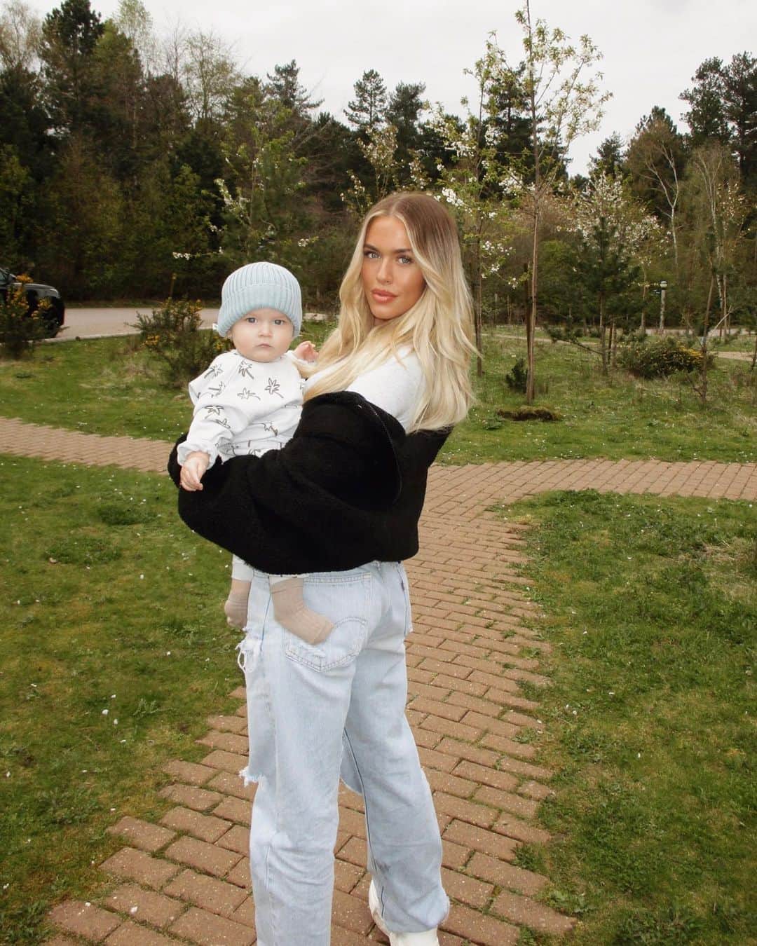 ロッティー・トムリンソンのインスタグラム：「🫶🏼 last year you were in my tummy and now you’re here with us all 🤗❤️」