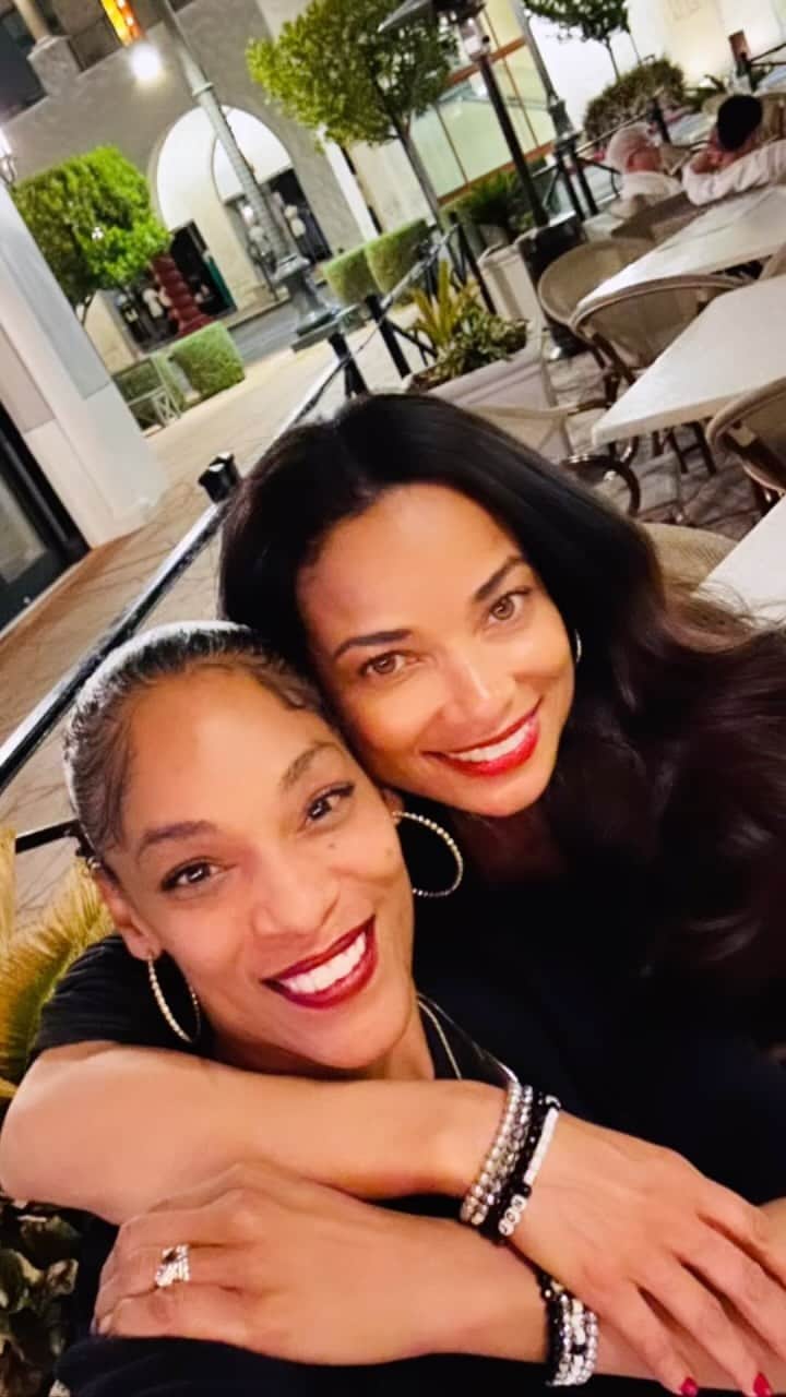 ロッチェル・エイツのインスタグラム：「Thankful for the best times with my sis @rochelleaytes4real Always heart filling to be with you, Love you forever!  #bestfriends #wearelinkednotranked ❤️#highvibes #dopetribe  #soulties #stayhigh」