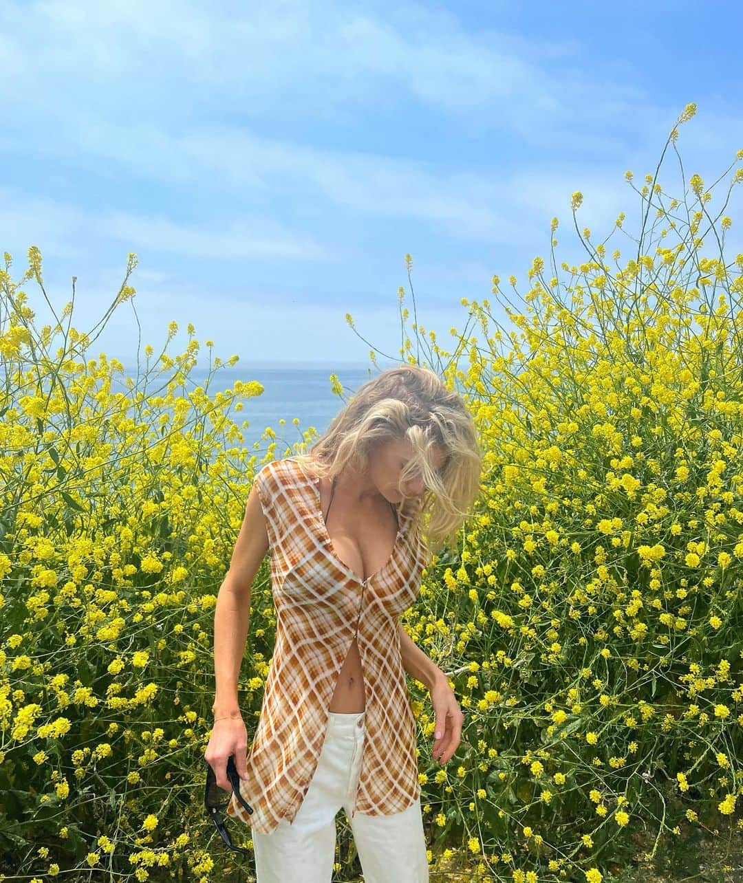 シャーロット・マッキニーのインスタグラム：「Sprung in spring 🌼」