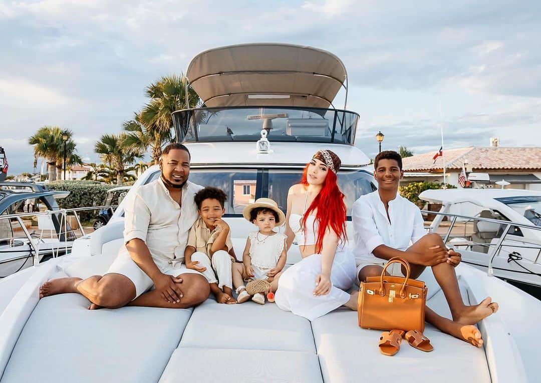 エドウィン・エンカーナシオンのインスタグラム：「Pasamos un lindo fin de semana en Familia 🫶🏻🛥️ dándole a nuestros Hijos el mejor de los Regalos , Nuestro Tiempo 🤎🤎 siempre Con Dios al centro 🔓, la Clave de Todo ❤️‍🔥」