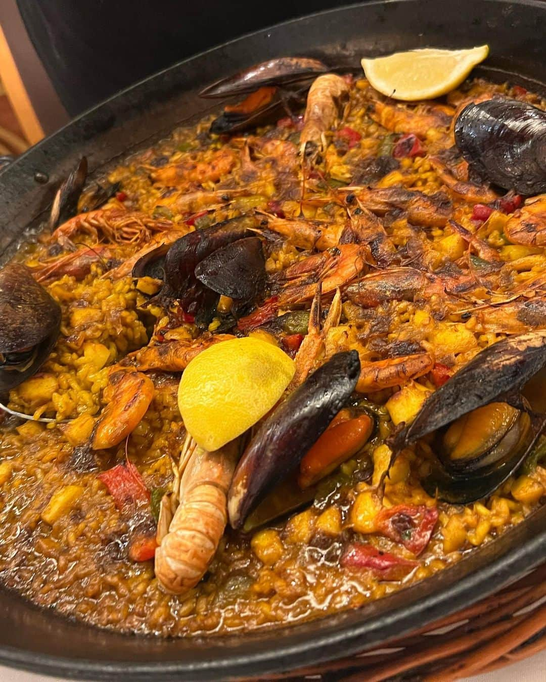 古都かなさんのインスタグラム写真 - (古都かなInstagram)「Spain🇪🇸Barcelona で食べたイカ墨のパエリア🥘 が美味しすぎて忘れられない🥺💕 生ハムも美味しすぎてずっと食べてた🐷💕 Barcelonaのご飯美味しすぎた❣️ #spain #barcelona #travel  #beer #cheers 🍻❤️」4月25日 8時30分 - kanachanyaai