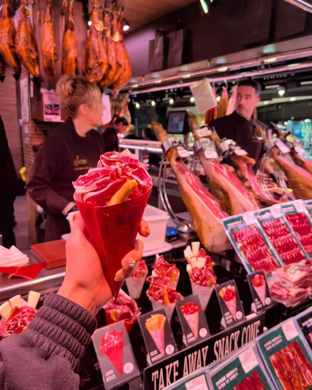 古都かなさんのインスタグラム写真 - (古都かなInstagram)「Spain🇪🇸Barcelona で食べたイカ墨のパエリア🥘 が美味しすぎて忘れられない🥺💕 生ハムも美味しすぎてずっと食べてた🐷💕 Barcelonaのご飯美味しすぎた❣️ #spain #barcelona #travel  #beer #cheers 🍻❤️」4月25日 8時30分 - kanachanyaai