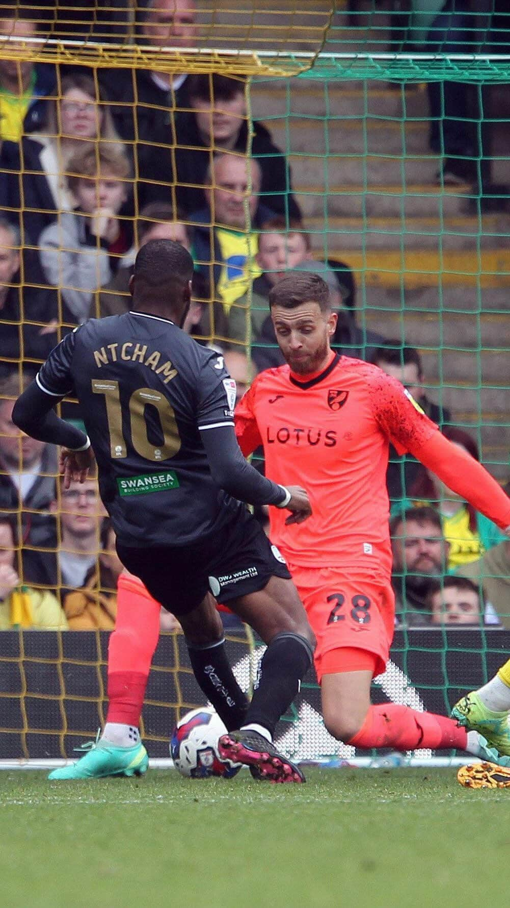 オリビエ・ヌチャムのインスタグラム：「🎥 A pitchside view of Saturday’s win against Norwich City.   Watch alternative view on YouTube.」