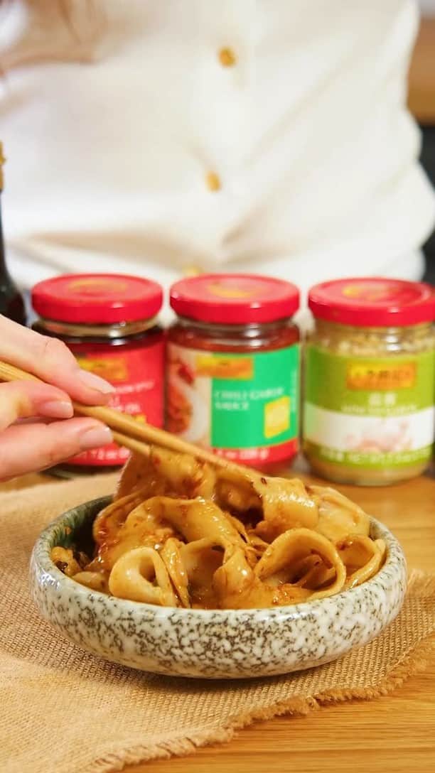 Lee Kum Kee USA（李錦記）のインスタグラム：「Time for another mouthwatering noodle recipe! This time we're serving up Biang Biang Noodles 🍜   Don't forget to add in Lee Kum Kee Panda Brand Dipping Soy Sauce, Chiu Chow Style Chili Crisp Oil, Sriracha Chili Sauce, and Chili Garlic Sauce into the mix for the best Biang Biang Noodles!   #leekumkee #leekumkeeusa #biangbiangnoodles #biangbiang #noodlerecipe #soysauce #chilicrispoil #chilioil #srirachachili #sriracha」