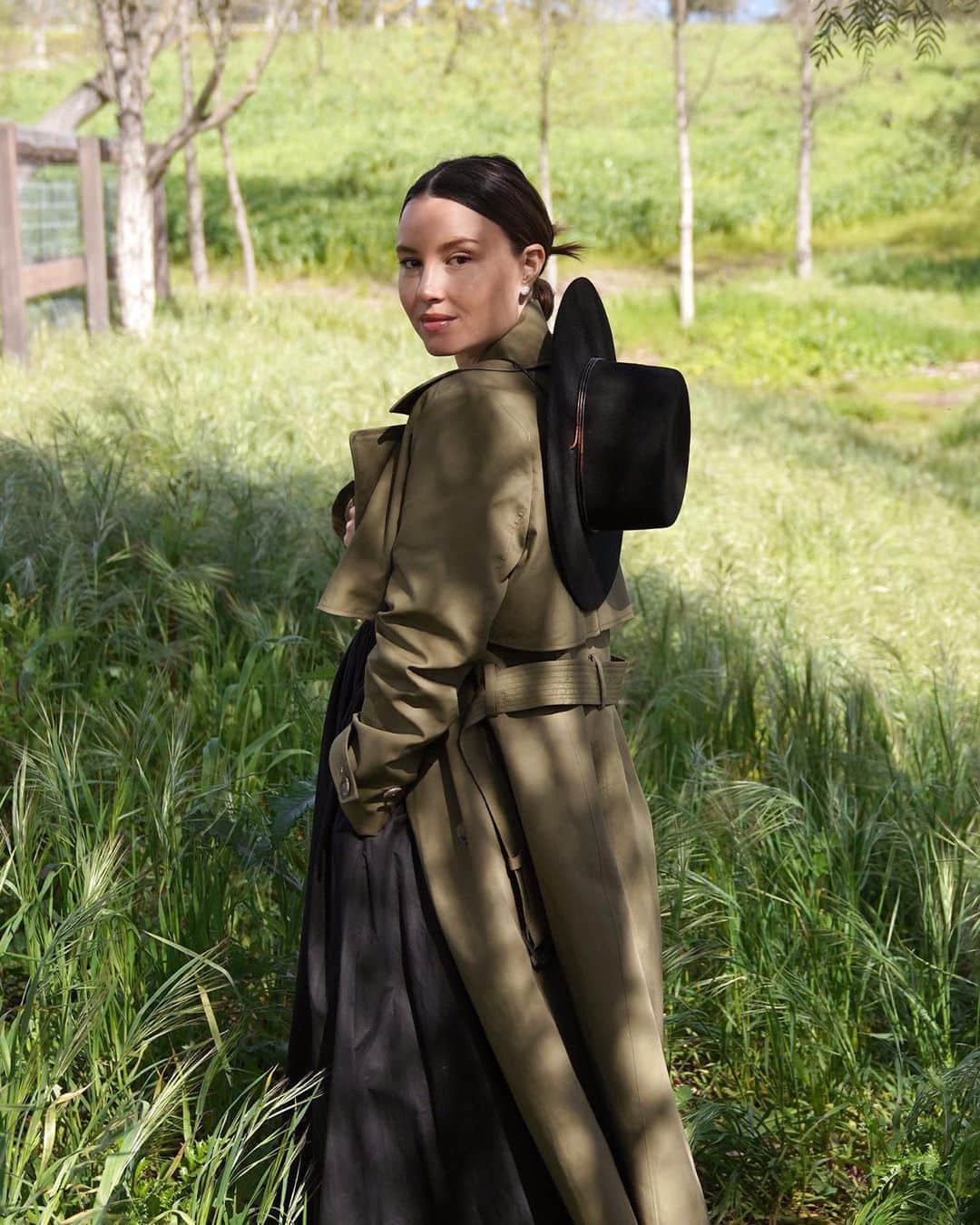 Banana Republic のインスタグラム：「@gerihirsch in our signature Rio Trench Coat — a versatile layer made with softly structured, water-resistant bonded cotton. #TheBRLook」