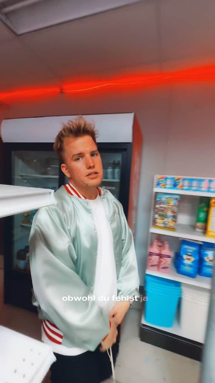 Kayefのインスタグラム：「#AUSUNDVORBEI Soll ich den raushauen? 💔」