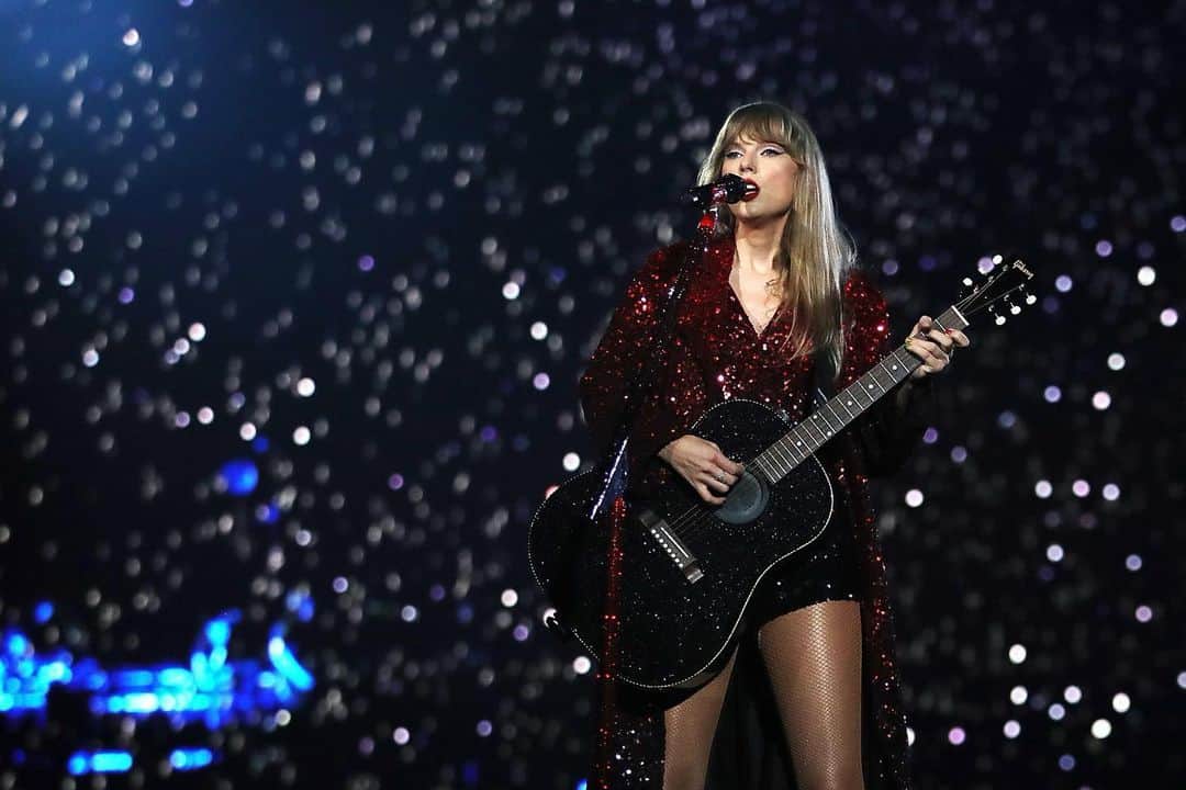 テイラー・スウィフトのインスタグラム：「Just got to play 3 insane shows in Houston and I’m waking up smiling reminiscing about how much fun we all had. Loving this tour so much because of the passion these crowds put into it all - seriously can’t wait for Atlanta ☺️ PS for those asking how I cut my hand, I’m totally fine and it was my fault completely - tripped on my dress hem and fell in the dark backstage while running to a quick change - braced my fall with my palm. It was all very Mercury in retrograde coded. Don’t worry about me I’m gooooood 😘  📷: @blevey / @gettyimages」