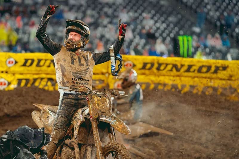 Honda Powersports USさんのインスタグラム写真 - (Honda Powersports USInstagram)「//Red Rider Race Report//  //AMA Supercross//  When a rain-and-lightning storm hit the East Rutherford Supercross just before the 250SX East-West Showdown was scheduled to start, the event turned into something of an unknown, and while the eventual winner was a bit of a surprise, the bike was the same one that had topped 11 of the 13 races run until that point. Fire Power Honda’s Max Anstie @maxanstie rode his CRF250R flawlessly in the sloppy conditions to earn his debut AMA Supercross victory, and he was followed across the finish line by fellow Red Riders Jett @jettson18 and Hunter Lawrence @hunterlawrence, the Team Honda HRC racers stretching their respective points leads in the West and East Regions. In the 450SX class, Chase Sexton @chasesexton tallied a fourth-place finish aboard his CRF450RWE, while Colt Nichols @_coltnichols ended the long night in 16th place.  //Rally Report//  After the ceremonial start at Parque La Ruina, the prologue for the Sonora Rally allowed riders to fight for the best starting position in the competition. The warm-up was 6.2 miles, along with a 26.7 mile liaison.  The Monster Energy Honda team placed three riders in the Top 10 of the prologue. Frenchman Adrien Van Beveren @adrienvanbeveren was the fastest of them, in fourth position, followed by American Ricky Brabec @rickybrabec in fifth and Chilean Pablo Quintanilla @quintanilla102 in 10th. José Ignacio Cornejo @nachocornejo11 finished 15th in the GP Rally standings. Van Beveren, Brabec and Quintanilla will have the chance to choose their starting positions for Stage 1.  //NHHA Report//  JCR Honda’s Preston Campbell @prestoncampbell300 captured fourth at the third round of the AMA National Hare and Hound Championship. He navigated an 80-mile course in Jericho, Utah, that Sageriders MC had laid out through the Little Sahara Sand Dunes, across the desert floor and up to the mountains, where it reached snow-packed trails. Campbell had a top-five start and went to work on his CRF450X, pushing up to third overall and battling for a podium position. He eventually finished fourth, claiming his second top-five finish in the championship. @hondaracingcorporation  Continued in comments」4月25日 3時27分 - honda_powersports_us
