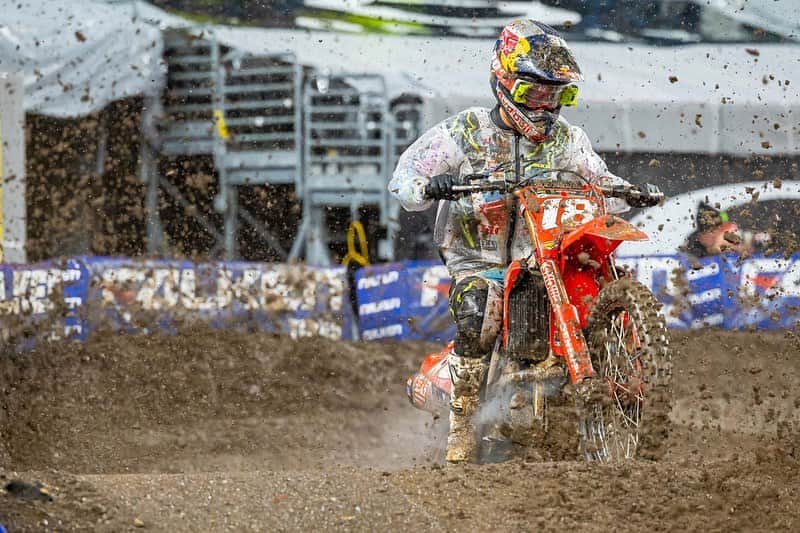 Honda Powersports USさんのインスタグラム写真 - (Honda Powersports USInstagram)「//Red Rider Race Report//  //AMA Supercross//  When a rain-and-lightning storm hit the East Rutherford Supercross just before the 250SX East-West Showdown was scheduled to start, the event turned into something of an unknown, and while the eventual winner was a bit of a surprise, the bike was the same one that had topped 11 of the 13 races run until that point. Fire Power Honda’s Max Anstie @maxanstie rode his CRF250R flawlessly in the sloppy conditions to earn his debut AMA Supercross victory, and he was followed across the finish line by fellow Red Riders Jett @jettson18 and Hunter Lawrence @hunterlawrence, the Team Honda HRC racers stretching their respective points leads in the West and East Regions. In the 450SX class, Chase Sexton @chasesexton tallied a fourth-place finish aboard his CRF450RWE, while Colt Nichols @_coltnichols ended the long night in 16th place.  //Rally Report//  After the ceremonial start at Parque La Ruina, the prologue for the Sonora Rally allowed riders to fight for the best starting position in the competition. The warm-up was 6.2 miles, along with a 26.7 mile liaison.  The Monster Energy Honda team placed three riders in the Top 10 of the prologue. Frenchman Adrien Van Beveren @adrienvanbeveren was the fastest of them, in fourth position, followed by American Ricky Brabec @rickybrabec in fifth and Chilean Pablo Quintanilla @quintanilla102 in 10th. José Ignacio Cornejo @nachocornejo11 finished 15th in the GP Rally standings. Van Beveren, Brabec and Quintanilla will have the chance to choose their starting positions for Stage 1.  //NHHA Report//  JCR Honda’s Preston Campbell @prestoncampbell300 captured fourth at the third round of the AMA National Hare and Hound Championship. He navigated an 80-mile course in Jericho, Utah, that Sageriders MC had laid out through the Little Sahara Sand Dunes, across the desert floor and up to the mountains, where it reached snow-packed trails. Campbell had a top-five start and went to work on his CRF450X, pushing up to third overall and battling for a podium position. He eventually finished fourth, claiming his second top-five finish in the championship. @hondaracingcorporation  Continued in comments」4月25日 3時27分 - honda_powersports_us