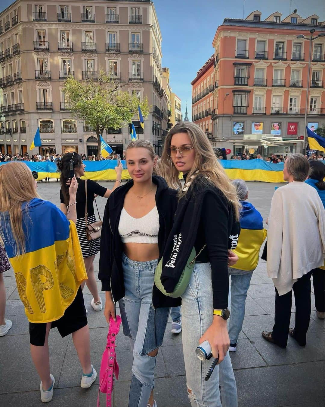 ダヤナ・ヤストレムスカのインスタグラム：「with mother in 🇪🇸💙💛」