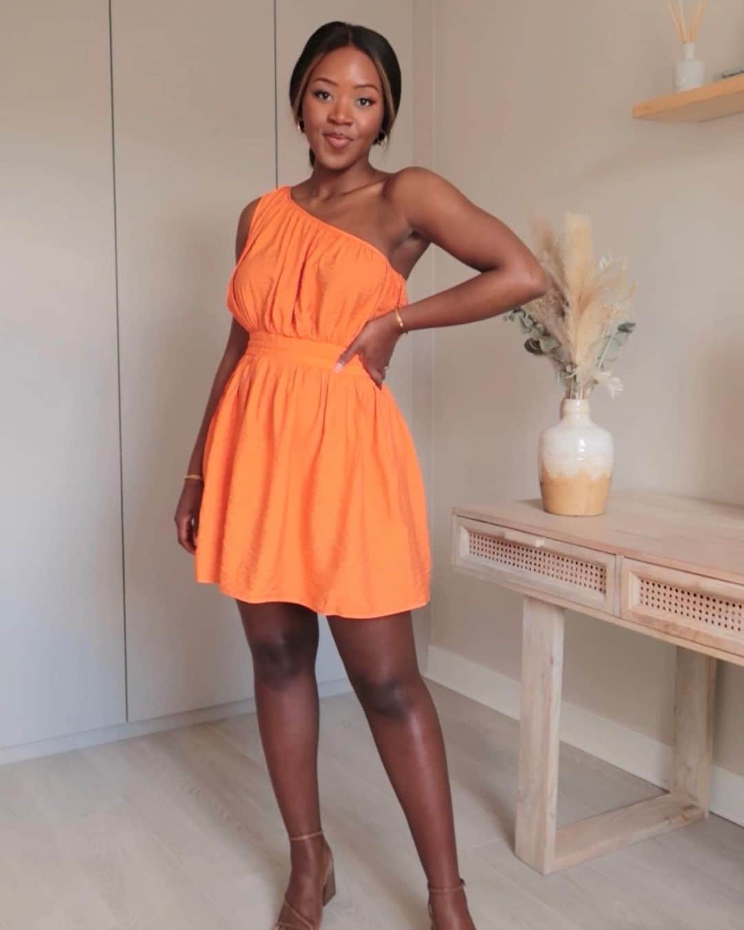 フレンチコネクションのインスタグラム：「Your spring occasion outfit inspiration has just dropped from the beautiful @josephineslooks 🤍🤍 Which is your favourite look?」