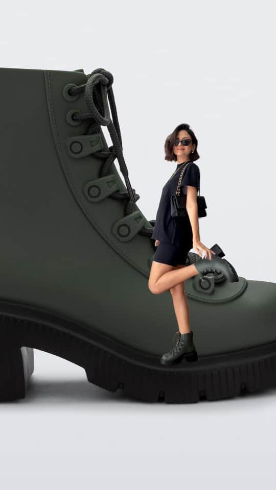 メリッサのインスタグラム：「Desafio do dia: Recriar um lookinho da sua mãe em uma versão atualizada e fashion ✨   A @viihrocha apostou na #MelissaCosmoBoot e arrasou! Me conta nos comentários o que vocês acharam do look final 💗   Modelo disponível no link da bio e no #ClubeMelissa」