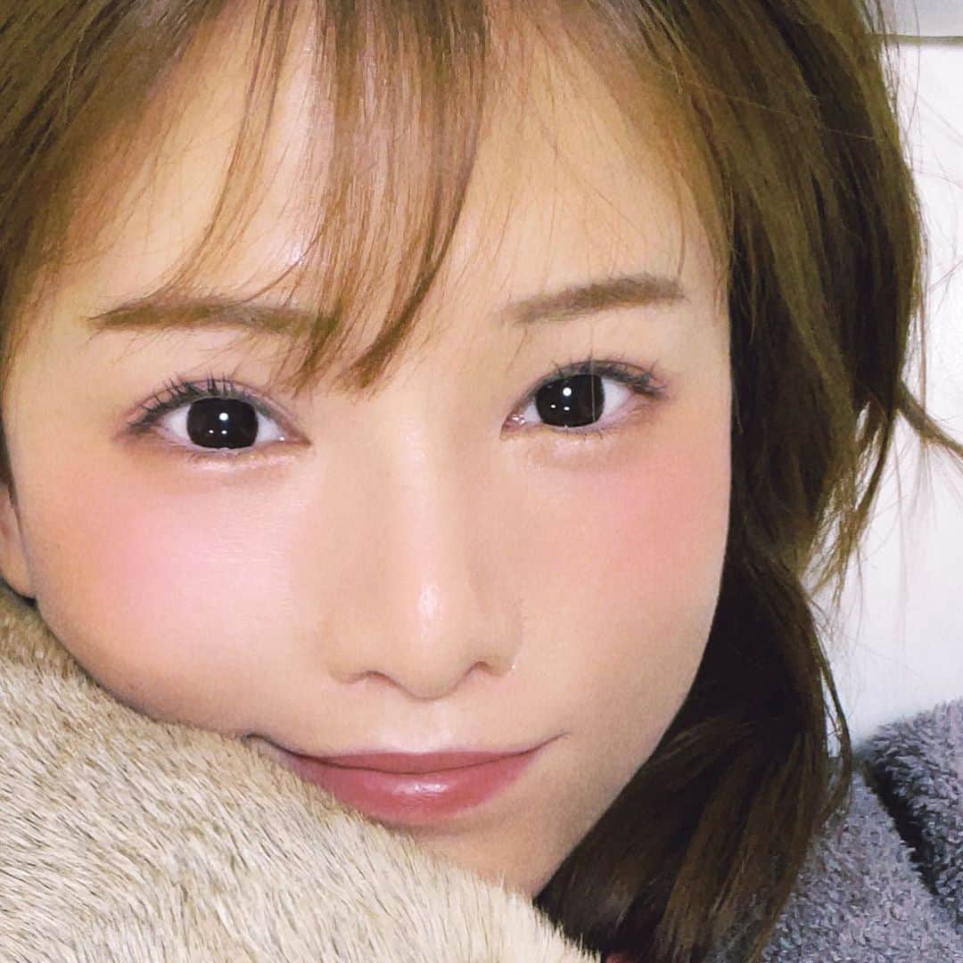 宮崎まこさんのインスタグラム写真 - (宮崎まこInstagram)「アイコン変えたよ👁️‍🗨️  くびにいるのはパグ様。   #自撮り界隈  #セミロング  #ブルベ冬 #あざとい  #ootd #ファッションコーデ #alcohol #旅行好きな人と繋がりたい #イケメン女子 #ウォーキングダイエット #ダイエット生活  #旅行好きな人と繋がりたい #酒ヤクザ #シャンパン好きな人と繋がりたい #champagne #シャンパン #bar  #パーカー女子 #グルメ好きな人と繋がりたい #美食 #多頭飼い　#予約困難店取れる方と繋がりたい　#写真好きな人と繋がりたい #ヘアスタイル」4月25日 3時51分 - makomiyazaki