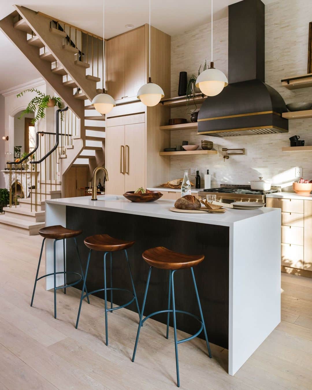 west elmさんのインスタグラム写真 - (west elmInstagram)「Good kitchen design sticks with you. We took a deep dive into our archives to search out our favorite West Elm Design Crew kitchens from over the years. Hit save for future inspiration and book your free design consultation at the link in our bio.」4月25日 4時00分 - westelm