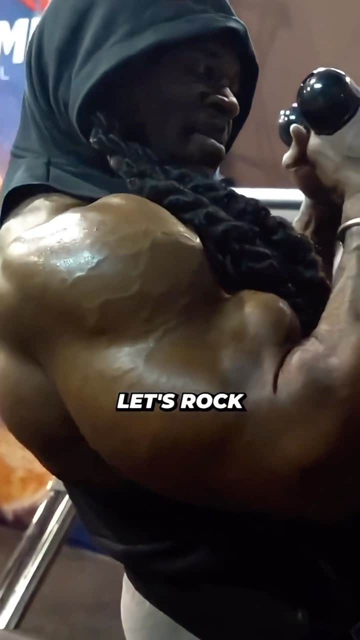 カイ・グリーンのインスタグラム：「ARM BLAST 💪🏾 Tag A Friend Who Needs To Hear This  If you’re looking for a versatile and effective way to train in the comfort of your own home gym then look no further to @powertecfitness workbench functional trainer deluxe. With its customizable cable positions and adjustable weight stacks, you can target your biceps & triceps from a variety of angles and with a range of resistances.  One of our favorite ways to use this machine for arm training in particular is by doing supersets of rope curls and tricep exercises. We’ll start with a set of 20 rope curls to really isolate the biceps, then immediately move to tricep pushdowns to keep the blood flowing and the intensity high. This combination helps us achieve a great pump and maximize our time spent training. This machine is also great for incorporating other exercises into your regime, such as rows and pulldowns for your back or chest presses for your chest. It’s truly an all-in-one machine that can help you achieve your fitness goals.  If you’re serious about getting stronger and defined from home this year give the Powertec a try. Trust me, you won’t be disappointed!  Check out their full range of equipment in my bio Log on to powertec.com | FREE USA Shipping🇺🇸  #KaiGreene #Powertec」
