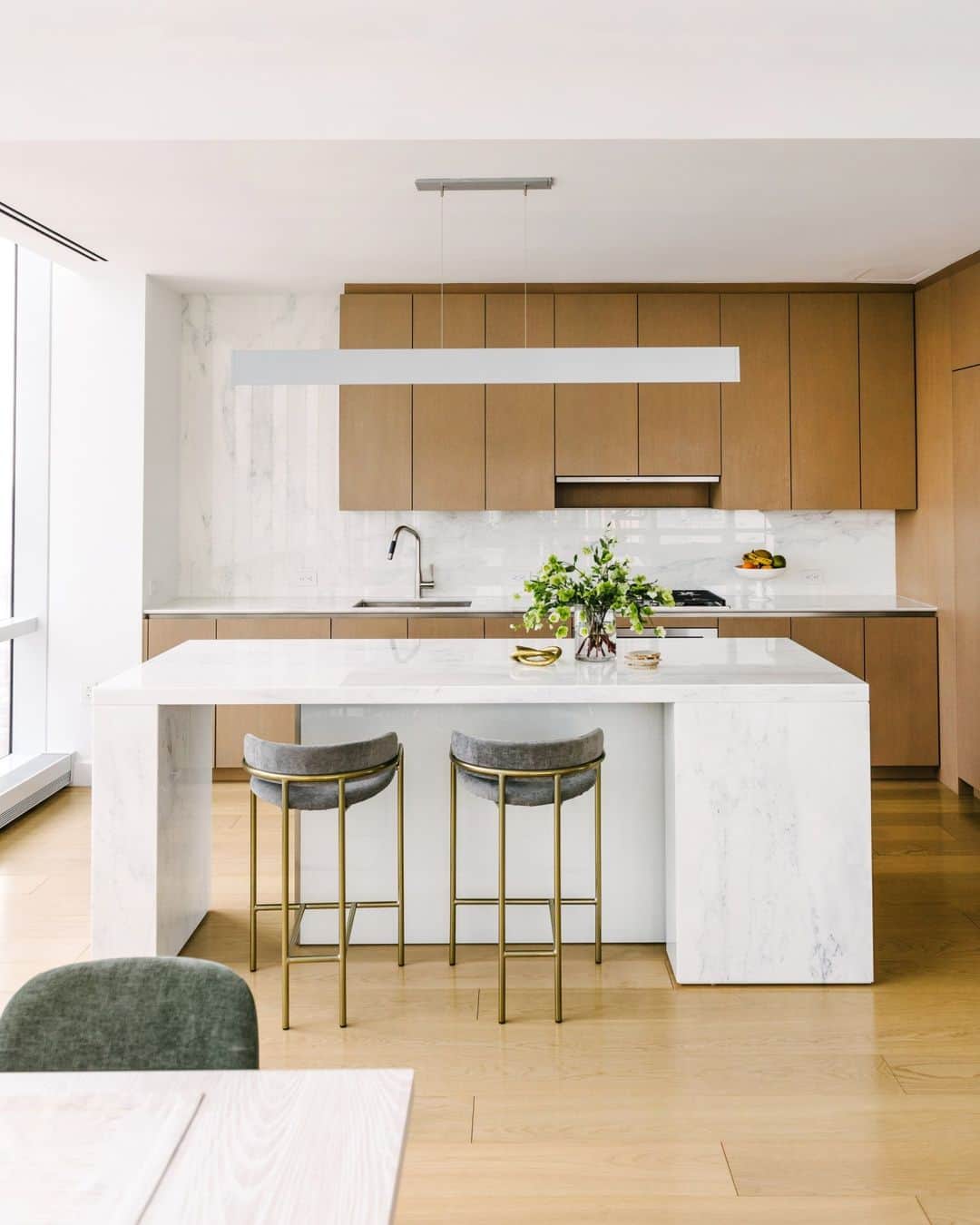 west elmさんのインスタグラム写真 - (west elmInstagram)「Good kitchen design sticks with you. We took a deep dive into our archives to search out our favorite West Elm Design Crew kitchens from over the years. Hit save for future inspiration and book your free design consultation at the link in our bio.」4月25日 4時00分 - westelm