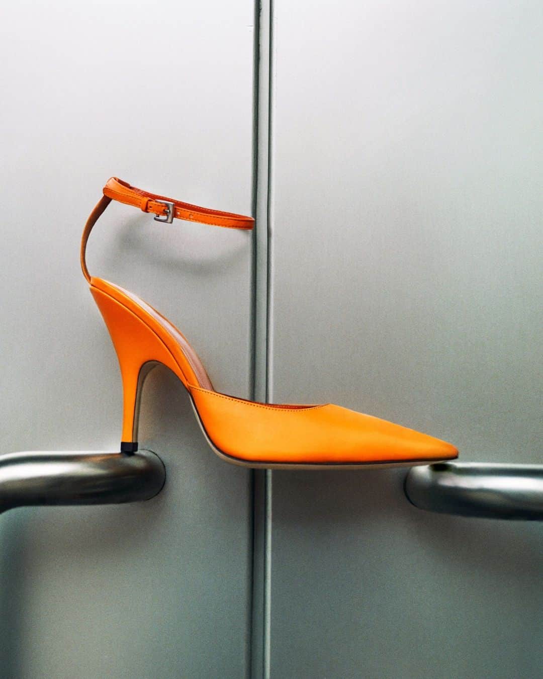 ネッタポルテのインスタグラム：「WALK THIS WAY: Explore our roundup of the most noteworthy shoes of the season.  Tao the link in bio to shop at #NETAPORTER.」