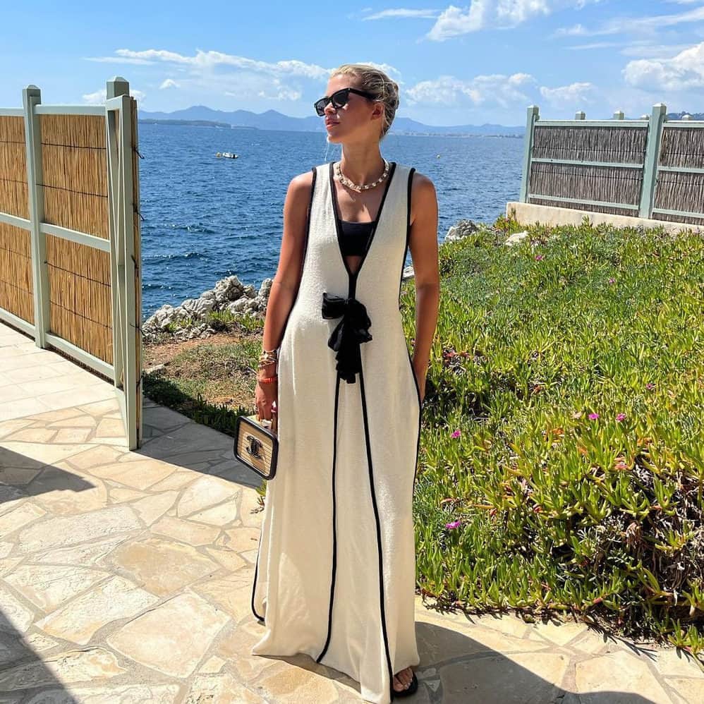 のインスタグラム：「#SofiaRichie married music executive Elliot Grainge over the weekend, but I'm still thinking about her stunning pre-wedding looks 😍 Check out more of her pre-wedding style at the link in bio 💍✨  (📸: #rg @sofiarichie)」