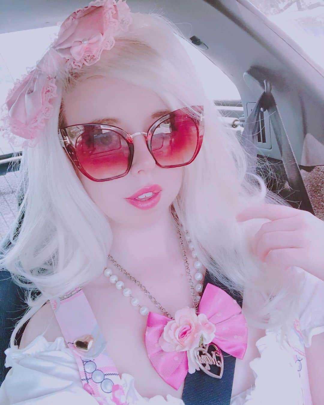 Elizabunnii エリザバニーさんのインスタグラム写真 - (Elizabunnii エリザバニーInstagram)「🎀This day was so fun bc we went for a stroll in the park then got Japanese food and I ate two salads and sushi rolls and a bento and then the car wouldn’t start so we fixed it and then we went to card game stores and then we got boba~!!💓💕💕  #gyaru #gyaruhair #ギャル #ギャル系 #ガーリーヘア」4月25日 4時01分 - dollie.bunnie