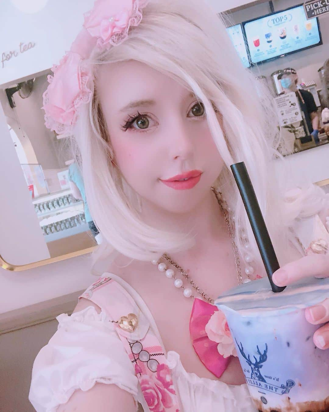 Elizabunnii エリザバニーのインスタグラム：「🎀This day was so fun bc we went for a stroll in the park then got Japanese food and I ate two salads and sushi rolls and a bento and then the car wouldn’t start so we fixed it and then we went to card game stores and then we got boba~!!💓💕💕  #gyaru #gyaruhair #ギャル #ギャル系 #ガーリーヘア」