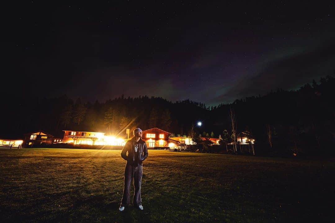 Jonahmaraisさんのインスタグラム写真 - (JonahmaraisInstagram)「did anyone else see the northern lights last night?! i saw them for the first time in my life. the guys and i (@jkoephoto, @ryanlewis) walked outside and we were blown away so jason set up his camera and tried to capture some snaps. i’ve never seen anything like it. 🌎✨」4月25日 4時05分 - jonahmarais