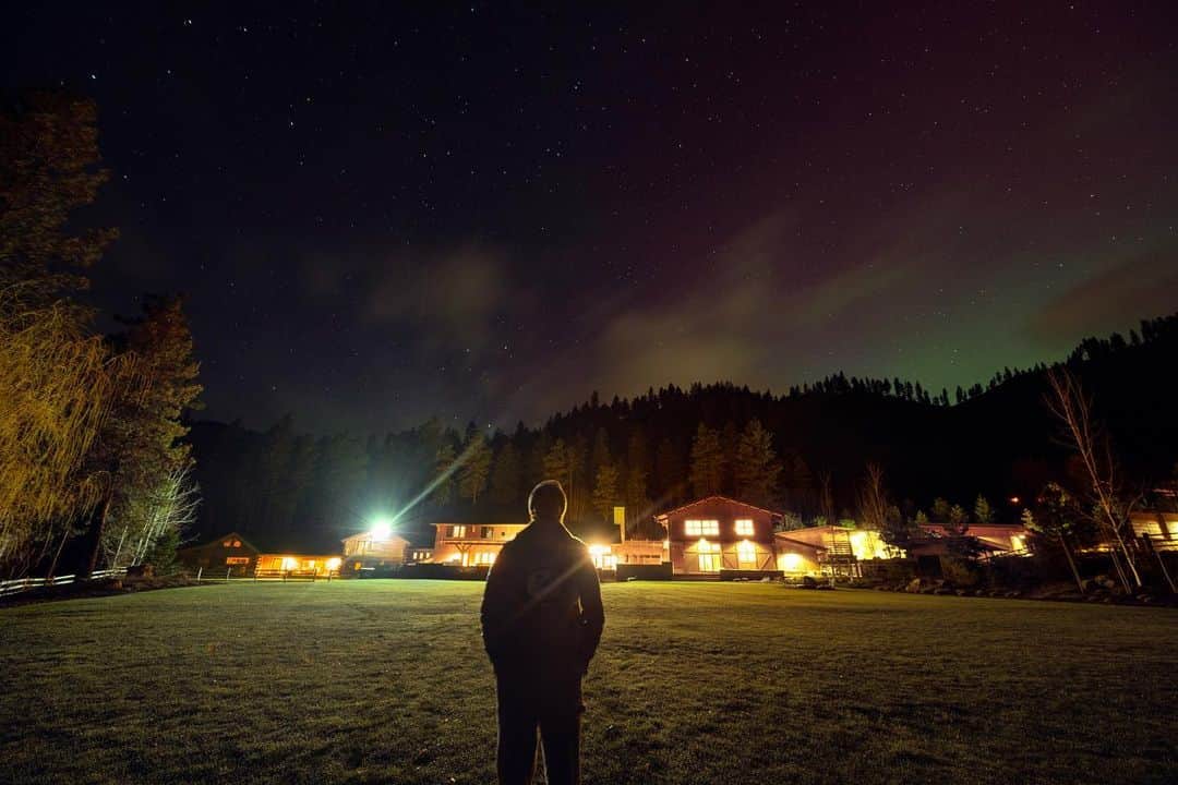 Jonahmaraisさんのインスタグラム写真 - (JonahmaraisInstagram)「did anyone else see the northern lights last night?! i saw them for the first time in my life. the guys and i (@jkoephoto, @ryanlewis) walked outside and we were blown away so jason set up his camera and tried to capture some snaps. i’ve never seen anything like it. 🌎✨」4月25日 4時05分 - jonahmarais