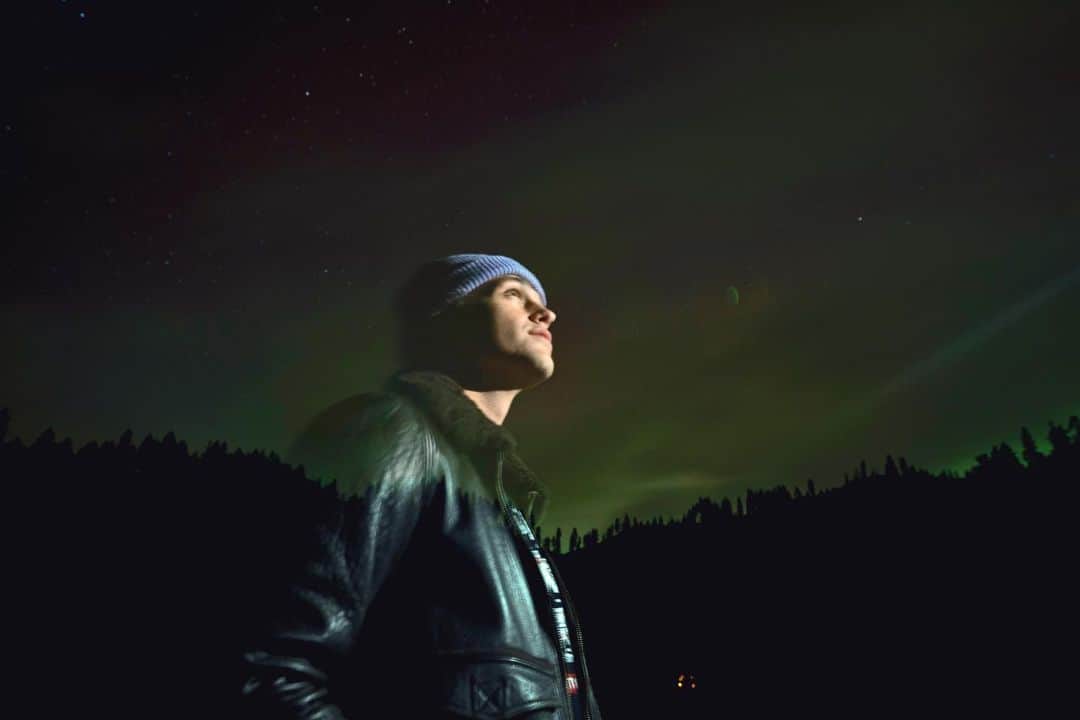 Jonahmaraisのインスタグラム：「did anyone else see the northern lights last night?! i saw them for the first time in my life. the guys and i (@jkoephoto, @ryanlewis) walked outside and we were blown away so jason set up his camera and tried to capture some snaps. i’ve never seen anything like it. 🌎✨」