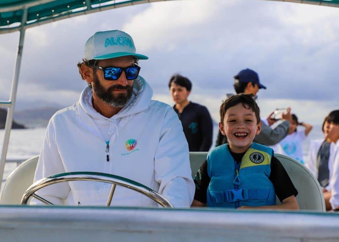 And Youさんのインスタグラム写真 - (And YouInstagram)「This little keiki's smile and thumbs up is the best reward for our Dolphin tour! We are so proud to be a keiki-friendly tour, ensuring the younger generation can have a safe and fun time on the water. Not only do we provide a fun and educational experience, but we also ensure that the keiki can be themselves and enjoy the natural wonders of the ocean in a safe and comfortable way. #keikifriendlytour #dolphinwatching #oceanlovers」4月25日 5時00分 - dolphinsandyou