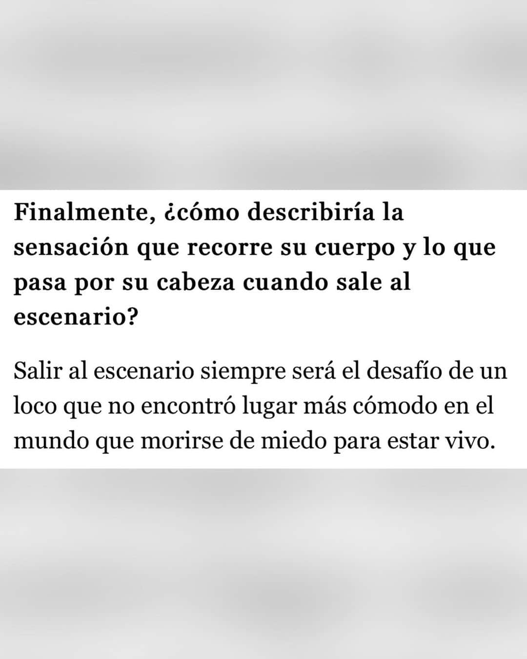 リカルド・アルホナさんのインスタグラム写真 - (リカルド・アルホナInstagram)「Salir al escenario siempre será el desafío de un loco que no encontró lugar más cómodo en el mundo que morirse de miedo para estar vivo.」4月25日 4時14分 - ricardoarjona