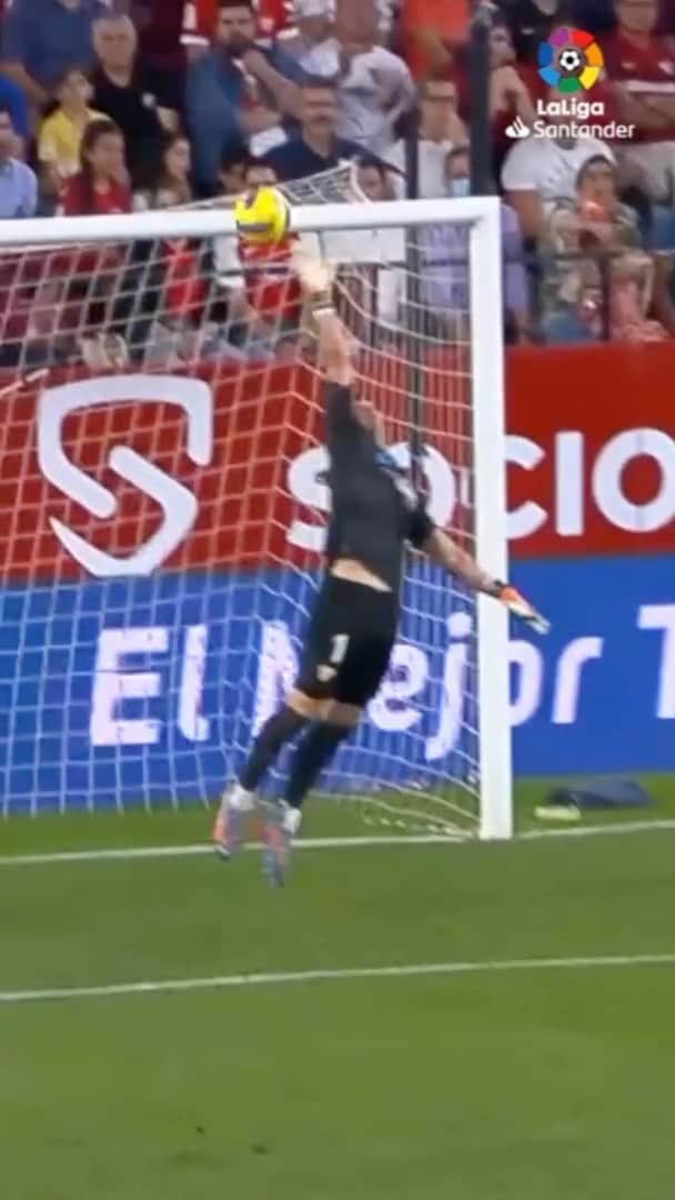 セビージャFCのインスタグラム：「🔊🧤 ¡El sonido de la ‘𝙢𝙖𝙣𝙤𝙥𝙡𝙖’ de @the_mitrovic1!  #WeareSevilla #NuncaTeRindas #LaLigaHighlights」