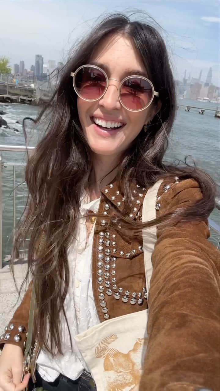 のインスタグラム：「NYC weekend video diary🗽🏙️ Had the most wonderful girls’ trip with my mama and sis 👯‍♀️ and shoutout to @alaskaair for serving up those Manhattan from the Sky views on the way in 😍 Already can’t wait to come back!」