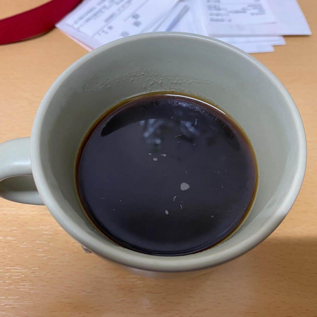 カバさんのインスタグラム写真 - (カバInstagram)「コーヒーチャレンジ☕️  おはようございます 本日もコーヒーから (41日目)  今日は朝からパン屋さん。阪神百貨店パンテラスの日なので応援です。  応援いうても作るの手伝うとか、運ぶの手伝うとか、そんなんちゃいますよ？ほんまに声出してガンバレーって応援します。これです。  あいにくのお天気になりそうですが、それはそれで楽しみましょう！  皆さん、今日も良い一日を！  #吉本新喜劇 #カバ #コーヒーチャレンジ #苦手なコーヒーをお茶の感覚で飲めるようになるまでの道のり #コーヒー #coffee #コーヒーチャレンジ #coffeechallenge #カフェ #Caffe #吉本新喜劇 #yoshimotoshinkigeki #カバ #kaba #カフェ巡り #喫茶店巡り #カバッチグー #どーゆーそれー #次はどこでコーヒー嗜も？ #皆さん、今日も良い一日を！」4月25日 4時31分 - kabaking0129