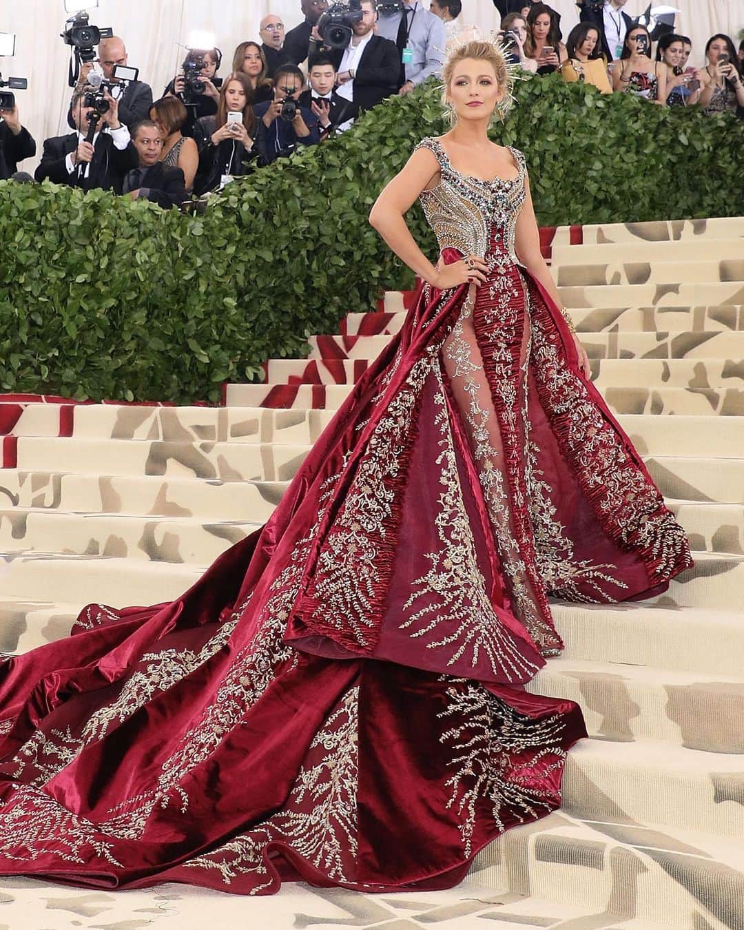Blonde Saladさんのインスタグラム写真 - (Blonde SaladInstagram)「We’re just one week away from the Met Ball Gala, perfect occasion to look at some of our favorite red carpet looks of all time. The fashion’s biggest night out, as fashionistas name it, is a fundraising benefit for the Metropolitan Museum of Art in New York City and this year’s theme is ‘Karl Lagerfeld: A Line of Beauty’ to honor Karl Lagerfeld, who was a regular attendee at The Metropolitan Museum of Art Costume Institute. Get ready to see some true fashion wonder! ✨  #MetGala #MetGala2023 #redcarpet #ChiaraFerragni #kimKardashian」4月25日 4時33分 - theblondesalad