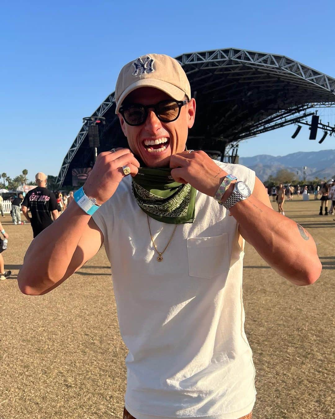 ハビエル・エルナンデス・バルカサールのインスタグラム：「Amazing and unique experience I had at @coachella with great company! 🔥💚 Thank you @aegworldwide for letting me be part of this!」