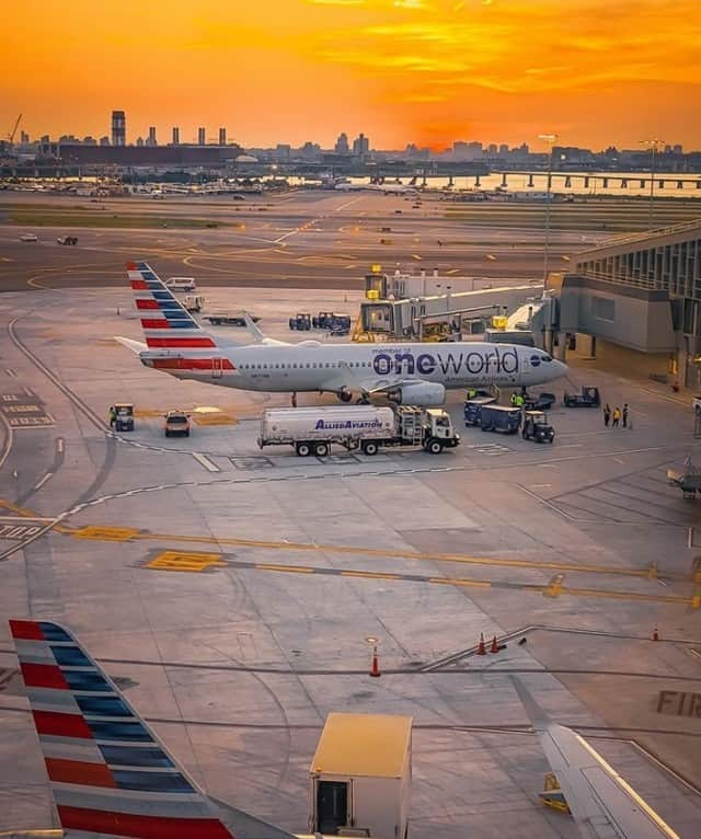 アメリカン航空さんのインスタグラム写真 - (アメリカン航空Instagram)「Sunsets in the city 😍🌇 Can you guess where this was spotted? 🛩️  📸: @Aviate_Ty」4月25日 4時46分 - americanair