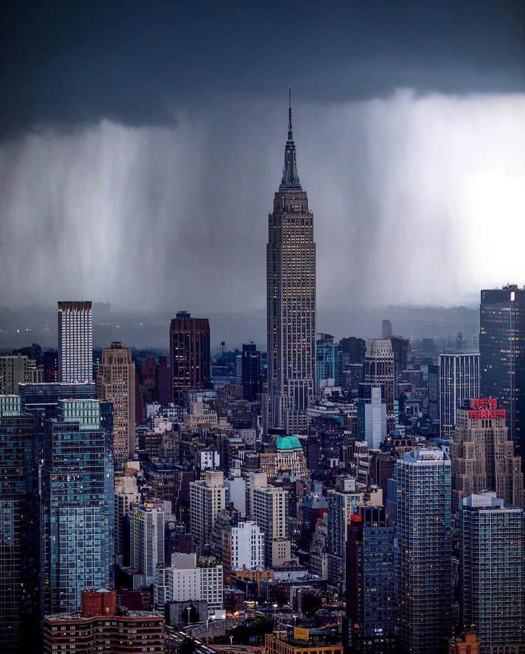 Empire State Buildingのインスタグラム：「I love you as much as the clouds love the rain   PC: @beholdingeye」