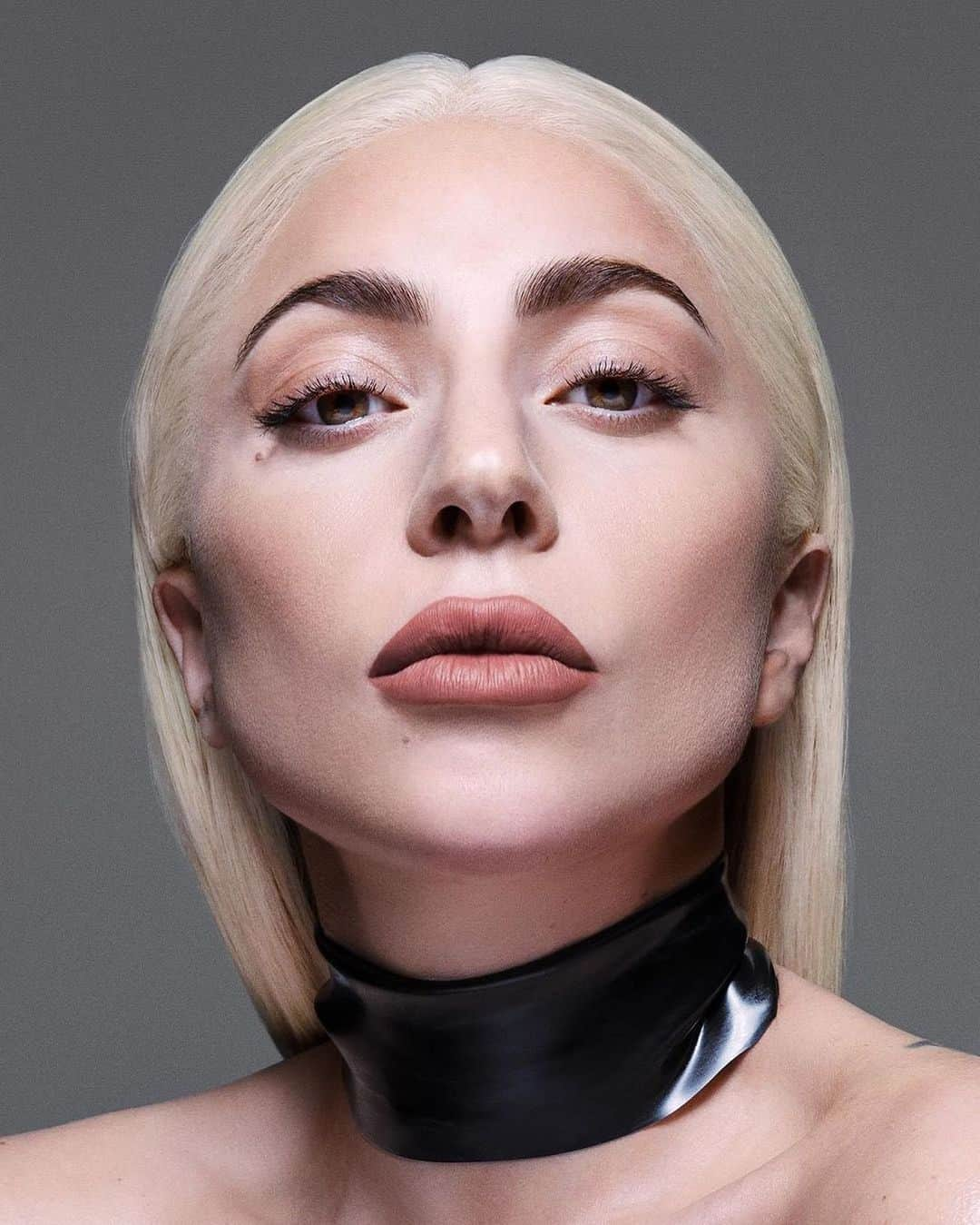 ニコラ・フォルミケッティのインスタグラム：「@ladygaga @hauslabs @sephora 💋 photo by @inezandvinoodh 🖤 @sarahtannomakeup @fredericaspiras @hunterclem_ @wanaynay」