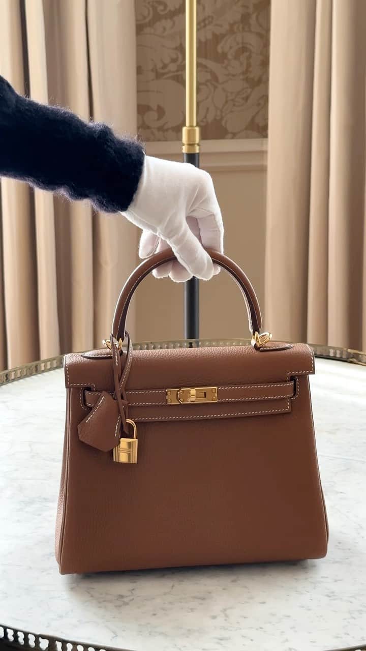 クリスティーズのインスタグラム：「The Classics 👜 ✨   Explore timeless neutrals from Hermès, Chanel, Louis Vuitton, Fendi, Dior and more in Handbags Online: The Paris Edit.   ➡️ Explore the sale online and in Paris until 26 April.   @christiesparis @christieshandbags @lareserveparis #christieshandbags」