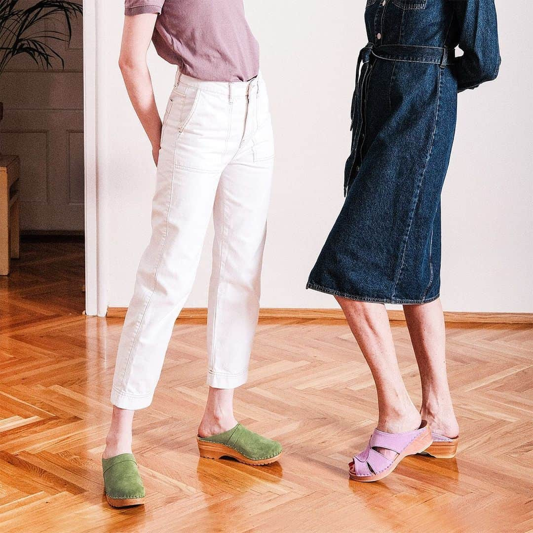 トロエントープさんのインスタグラム写真 - (トロエントープInstagram)「Clogs and sandals in colorful suedes  #clogsandals  . . . #troentorp #troentorps #träskor #båstadclogs #clogsoftheday #cloglife #clogging #loveclogs #cloglove #muleshoes #clogshoes #swedishclogs #woodenclogs #woodensandals #woodenmules #woodenheel #womenmules #womensandals #craftsmanshipmatters」4月25日 5時00分 - troentorpclogs