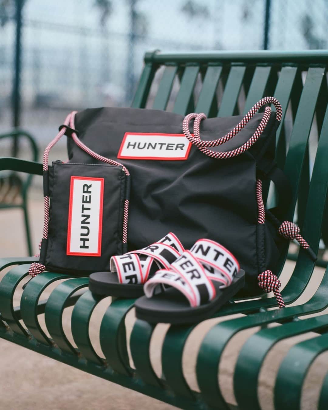 ハンターブーツのインスタグラム：「Go graphic with statement Hunter logos this season, from our Travel tote to our crossover slides. ⁣ ⁣ Our Travel bags are crafted from recycled materials and are easily packed away when you're on the move. ⁣ ⁣ #HunterTravelSeries⁣ #HunterBoots」