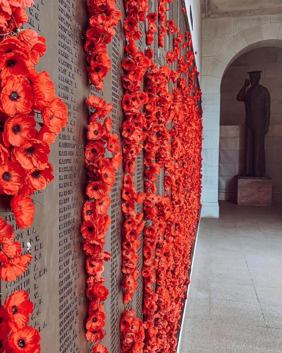 Australiaさんのインスタグラム写真 - (AustraliaInstagram)「Lest We Forget ❤️🌺 Today, #ANZACDay services are being held at dawn all around #Australia to commemorate the courageous Australians and New Zealanders who have served their country both past and present. If you're visiting outside of ANZAC Day, we highly recommend heading to our nation's capital, @visitcanberra, where you can visit the @awmemorial and leave a poppy on the Honour Roll as a small token of respect.   (📸: @adventuresserinn, @wanderlust73)  #seeaustralia」4月25日 5時00分 - australia