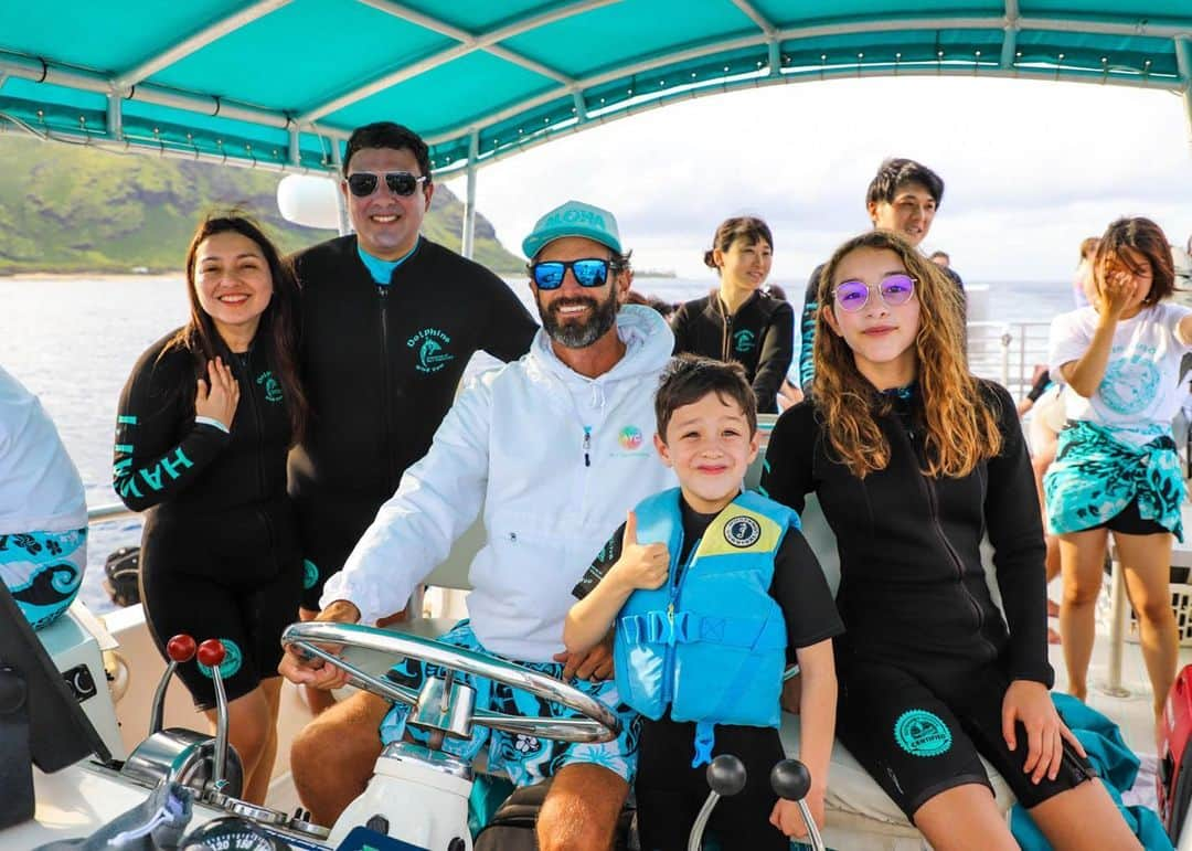 And Youのインスタグラム：「This little keiki's smile and thumbs up is the best reward for our Dolphin tour! We are so proud to be a keiki-friendly tour, ensuring the younger generation can have a safe and fun time on the water. Not only do we provide a fun and educational experience, but we also ensure that the keiki can be themselves and enjoy the natural wonders of the ocean in a safe and comfortable way. #keikifriendlytour #dolphinwatching #oceanlovers」