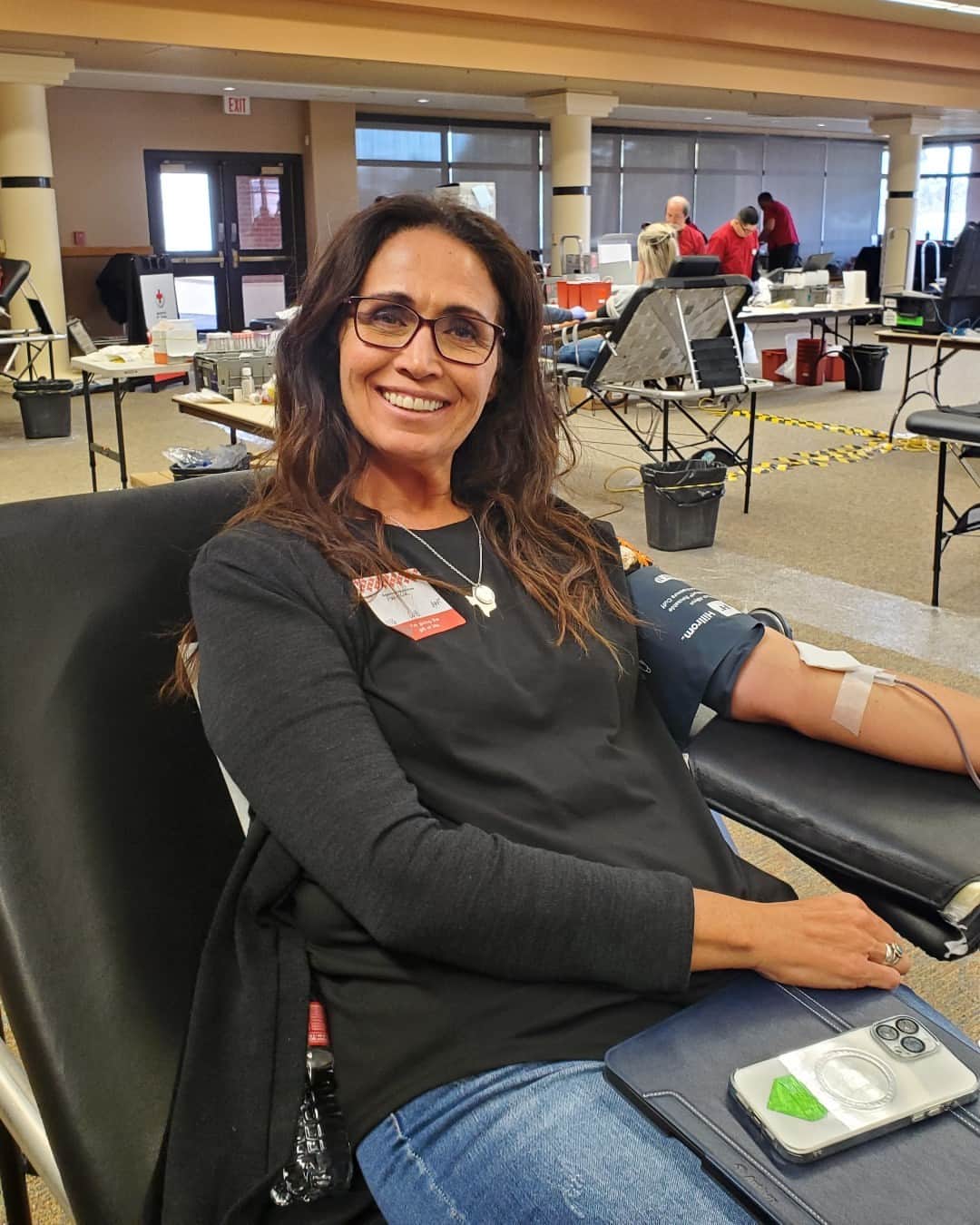 ネーブ・キャンベルのインスタグラム：「Meet Patricia, who helps coordinate blood drives at Eastern Arizona College for @RedCrossArizona. She herself has been donating blood for 25 years, motivated by a personal encounter:  “I started donating blood in my 20s because I needed a blood transfusion when I was 17. Somebody had given their time to donate blood and I was able to have two units of someone’s blood. It’s about giving back.”  Since then, Patricia has donated blood over 50 times. ❤️🩸 Do you have a story behind why you give blood? Share it with us in the comments!  #RedCross #BloodDonor #DonateBlood #GiveBlood」