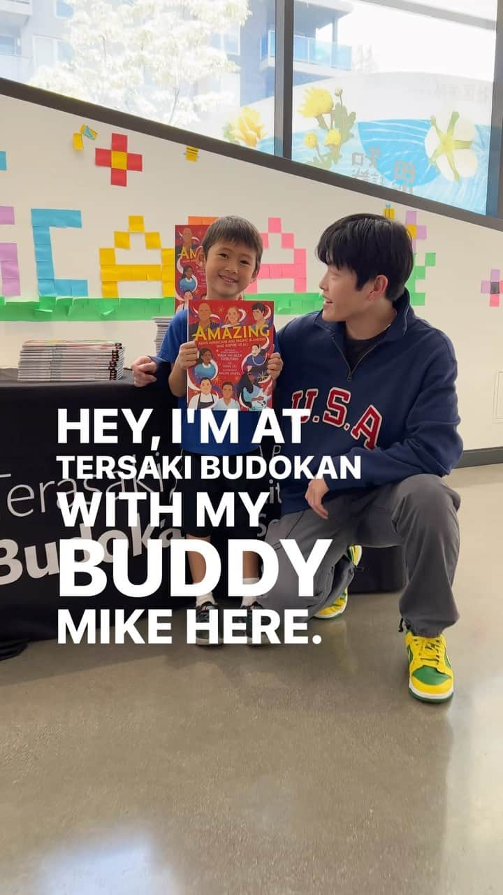 アレックス・シブタニのインスタグラム：「@alexshibutani is really good at names. 🤣  We stopped by @terasaki.budokan in Little Tokyo to give copies of @amazingaapi to the kids at the basketball tournament. Thank you to the Terasaki family for your generous donation and support of the AAPI community! 🙏❤️📚 #amazingaapi」