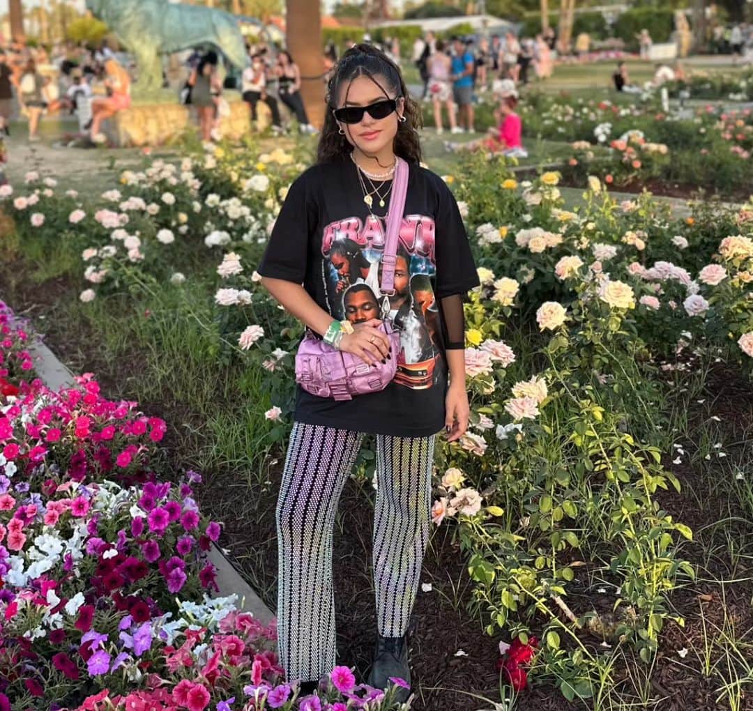 Maisa Silvaのインスタグラム：「Coachella Day 3 💜 Que experiência maravilhosa!!!  Sempre quis conhecer de perto esse festival e finalmente deu certo. Não teve Frank Ocean 🤡 KKKK, mas teve muita música boa, amigos, comidinhas deliciosas, uma luz única e várias risadas. Volto pra casa cheia de histórias pra contar.  Até o próximo ano ♡」