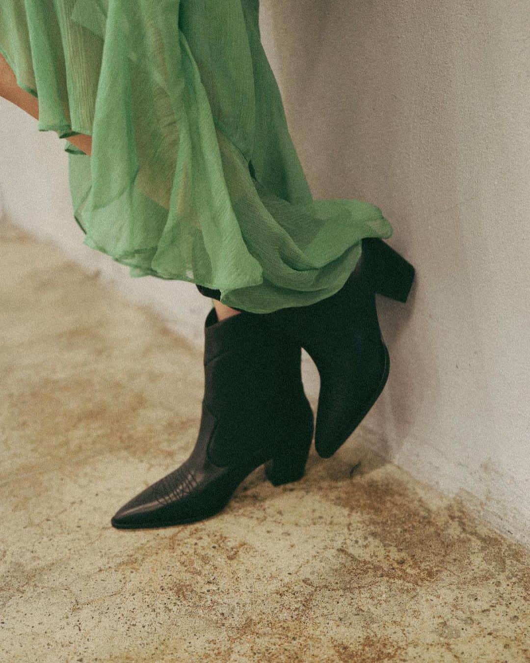 ウィンターケイトさんのインスタグラム写真 - (ウィンターケイトInstagram)「Femme western in the Marfa boots. 🌾✨ Tap to shop.   #hohxrevolve」4月25日 5時30分 - houseofharlow1960