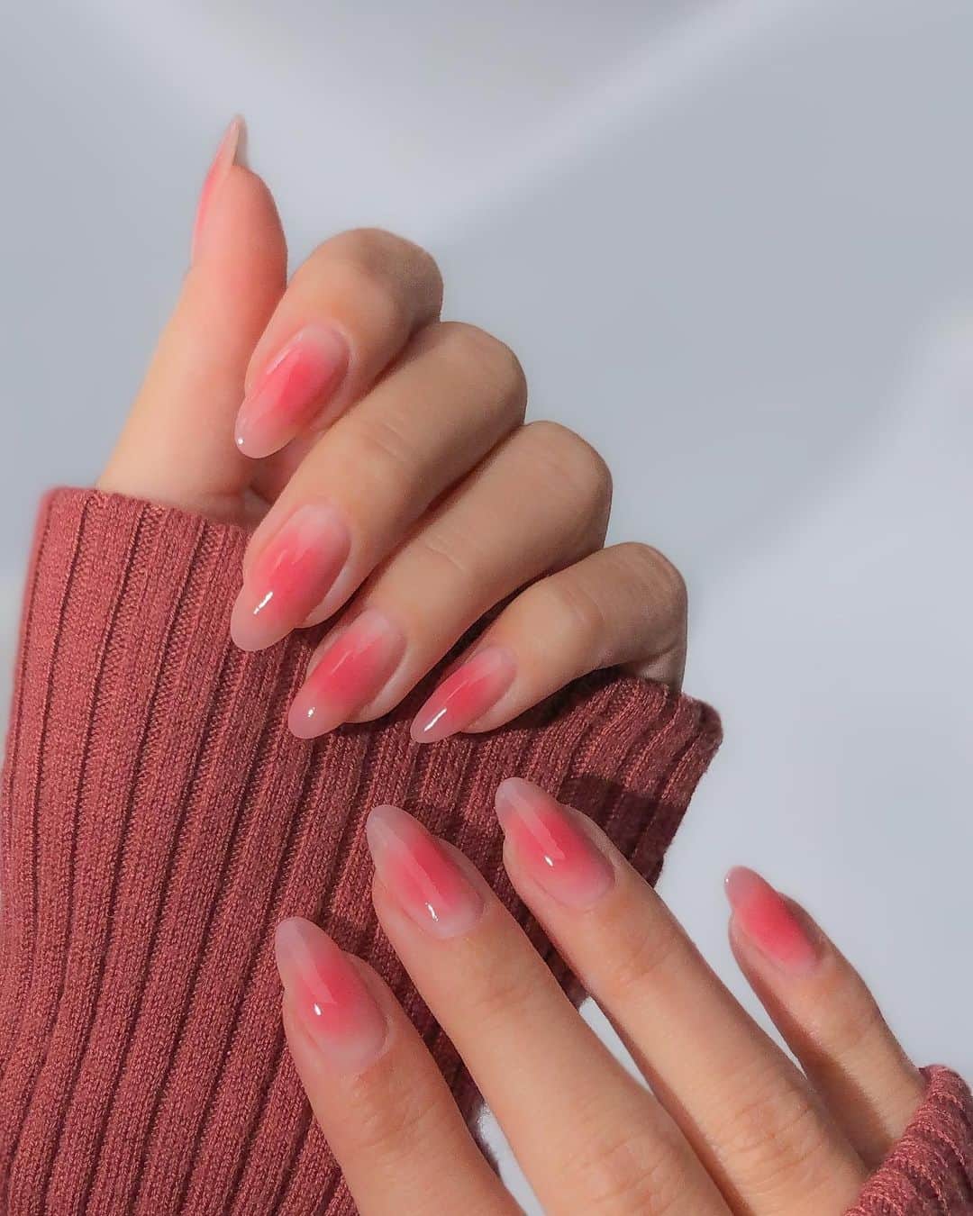The Zoe Reportさんのインスタグラム写真 - (The Zoe ReportInstagram)「Summer's top nail trends are taking a cue from the runways. At the link in our bio, the pros share which polish colors and artistic techniques will dominate.⁠ ⁠ 📷: @basecoatstories」4月25日 5時31分 - thezoereport