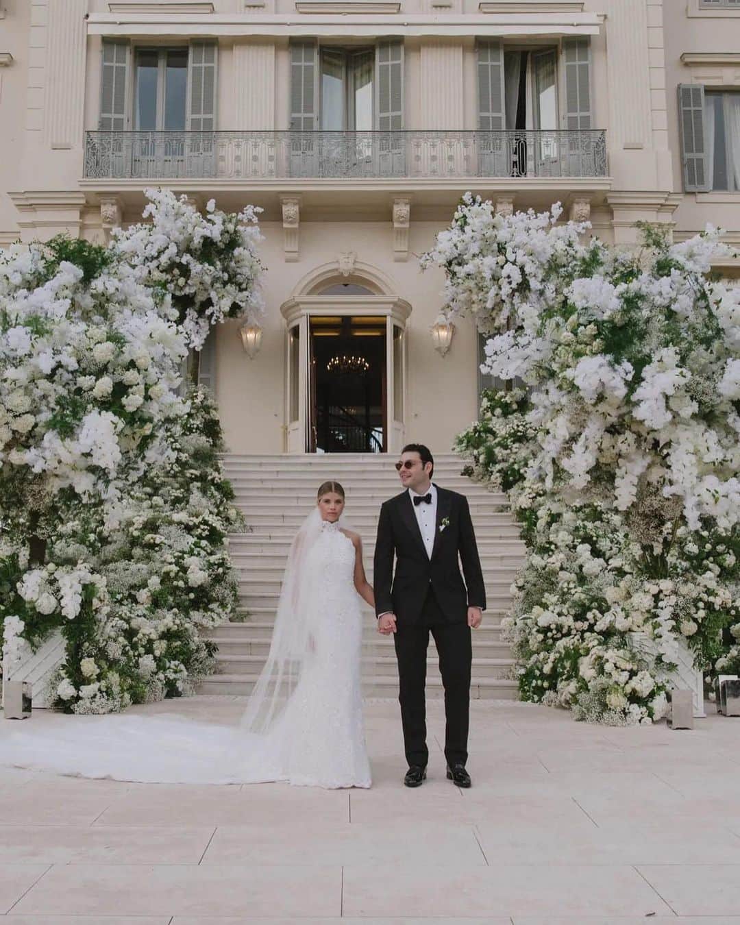 ソフィア・リッチーのインスタグラム：「In what some have already dubbed this year’s “royal wedding,” @sofiarichiegrainge and @Elliot Grainge exchanged vows at Hotel du Cap-Eden-Roc in Antibes on Saturday. Celebrities including Cameron Diaz, Benji Madden, Paris Hilton, Nicole Richie, and Joel Madden descended upon the iconic hotel in the South of France for the whirlwind wedding weekend, which took both Instagram and TikTok by storm. Tap the link in our bio to see exclusive photos of their fairytale wedding. Photos by @normanandblake and @germanlarkin」